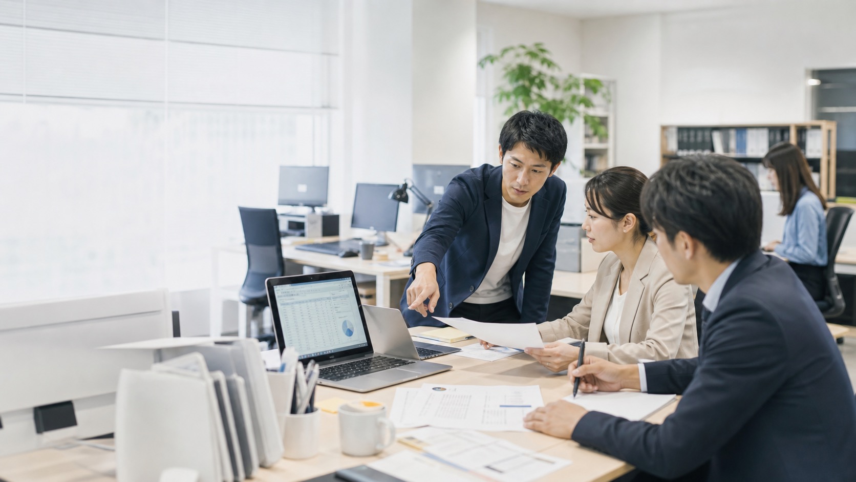 中小企業のオフィスで日々の事務処理を進める様子